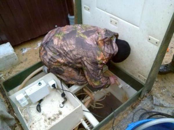 Do not completely drain the water from the septic tank, as this may result in lifting the unit upwards.