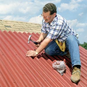 Reparasjon av taket av et privat hus