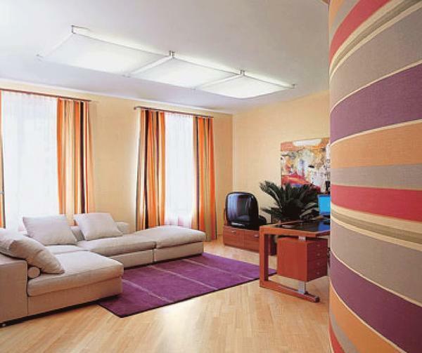 Cortinas combinava com o estilo do papel de parede no interior quarto