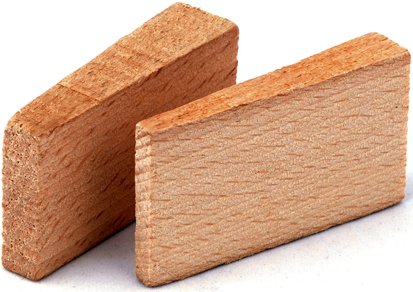 Na položenie podlahy na guľatinu sú vhodné drevené a plastové kliny. 