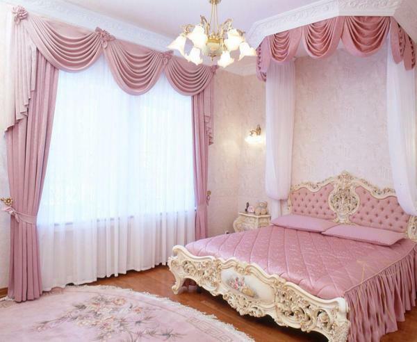 Curtains in the room should be combined according to the color scheme with wallpaper and furniture