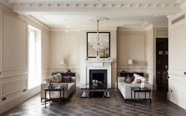 I moderne stue i perfekt harmoni med hverandre floral tapet, listverk og solid-farge stoff