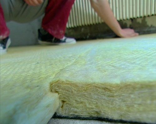 Lastre di lana minerale come fondazione di pavimento flottante.