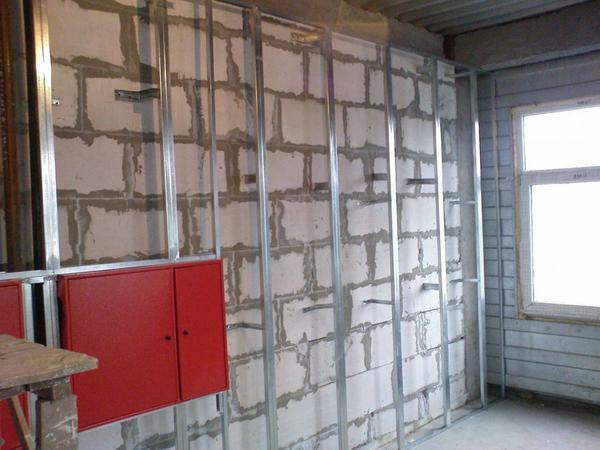 Správne umiestnenie rámu pre sadrokartónové steny skryje akékoľvek vady na jeho povrchu