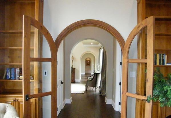 Zasouvací dveře do místnosti: houpačka foto, kupé v obývacím pokoji, velikost a design interiéru
