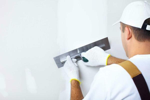 Før du arbejder for at indsætte tapet overflade, holde gips vægge at maskere mindre defekter - ridser, pletter mv