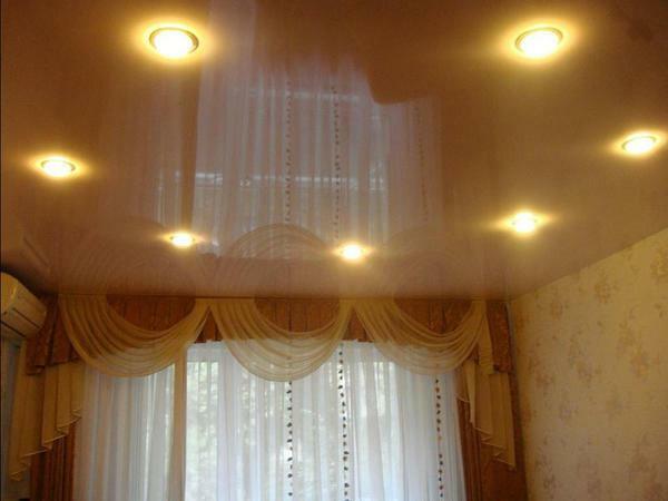 A seleção adequada de iluminação permite facilmente jogar com luz e para evitar danos à tensão superficial teto