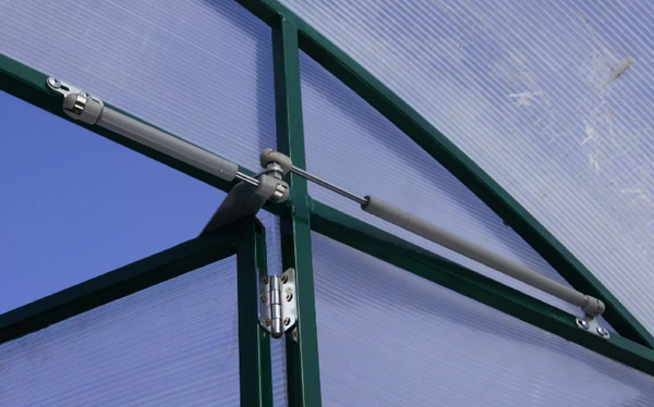 Najjednoduchší spôsob, ako regulovať teplotu v skleníku - inštalácia automatických vetracími otvormi pre vetranie