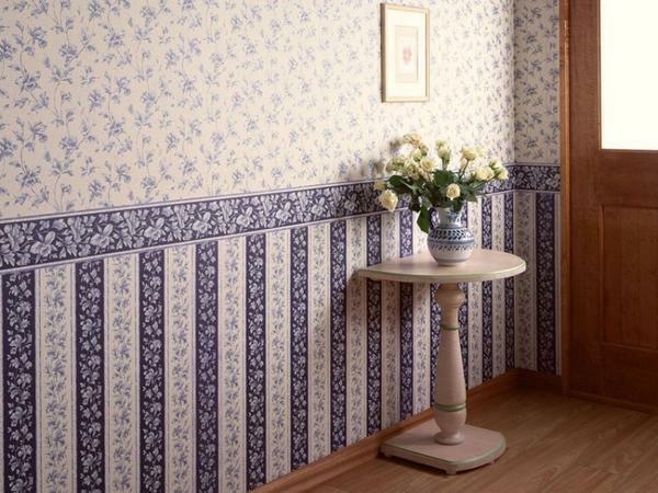 Kombinationen av tapet med olika mönster tillåter original dekorera väggen eller en del av det, att göra rummet intressant och originell
