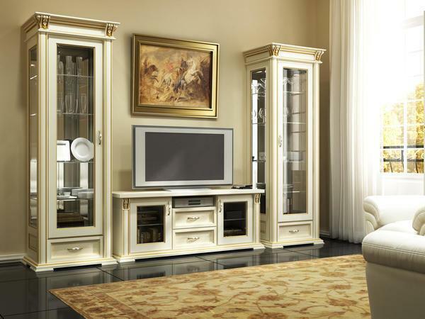 Di antara fitur furnitur klasik harus mencatat kehadiran emas dan elemen dekoratif lainnya