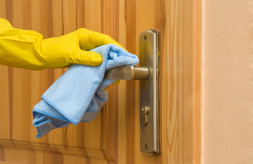 Fa ajtók nem igényes a gondozás - elég nekik rendszeresen tisztítani és kenni zsanérok