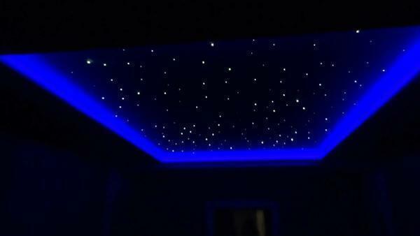 With the help of LED lighting systems, it is possible to simulate a starry sky on a false ceiling