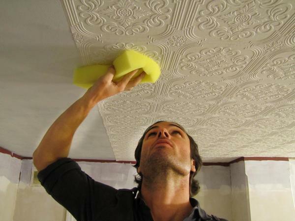 When pasting the ceiling with non-woven wallpaper for painting, it is important to observe the accuracy at the joints
