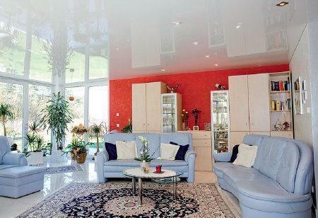 Biele stropy sú dokonale kombinovať so všetkými farbami vybraných pre výzdobu interiérov