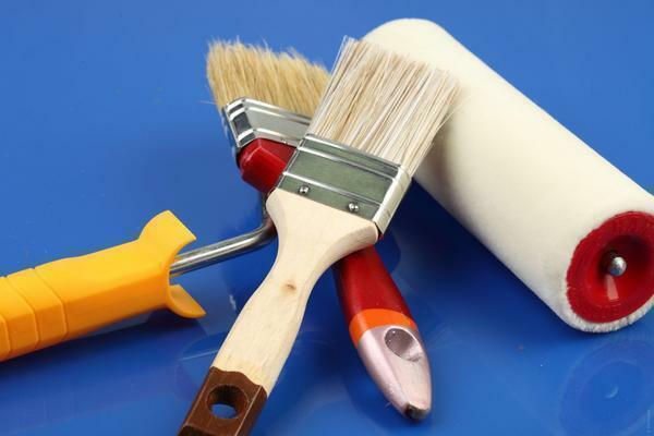 Antes de aplicar o primer é necessário para preparar as ferramentas necessárias: lixa, pincel, rolo, espátula