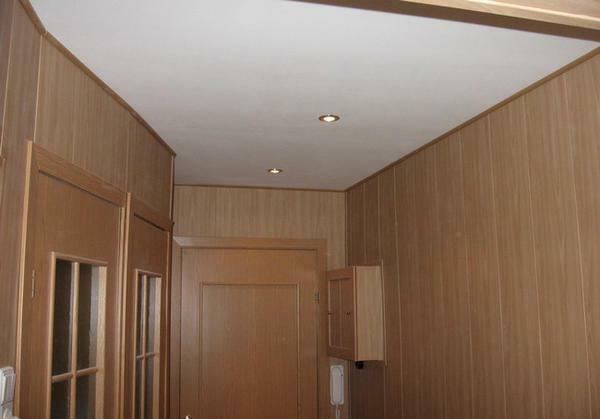 En yaygın kombinasyon - koridor duvarları, MDF paneller ve PVC tavan panelleri yapılmış