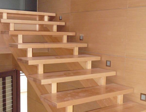 Many people prefer to choose a wooden staircase, because it is environmentally friendly and safe for health