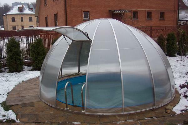 A round glasshouse made of polycarbonate is well suited for growing vegetables for own consumption