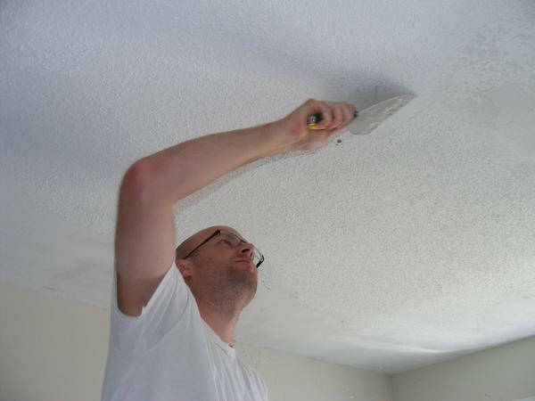 A primeira etapa do trabalho antes de pintar o teto é para remover o revestimento antigo