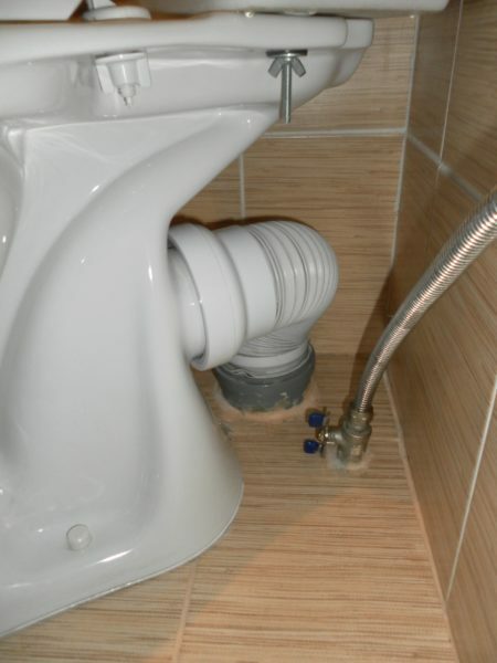 Corrugation can deploy the release of the toilet at an arbitrary angle to the socket sewer.