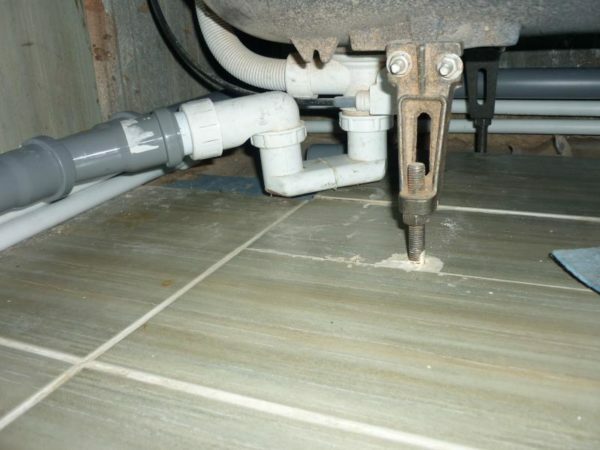 Datar siphon bawah bak mandi, diameter pipa tidak kurang dari 50 mm.