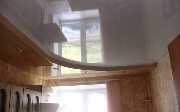 soffitti a doppio livello non è consigliabile installare nel Krusciov, in quanto sono costosi e rendere la stanza più bassa