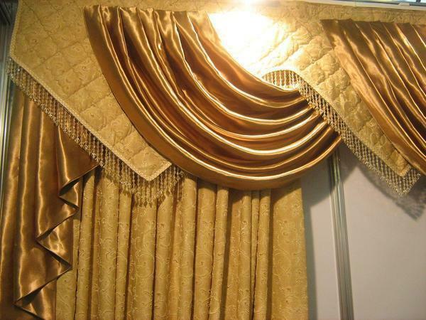Osobito popularan ukras iznad prozora ili vrata zlatna boja izrađena od tkanine