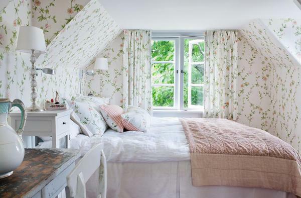 Provansas stila bēniņu guļamistabā uzsver unikalitāti jūsu istabā