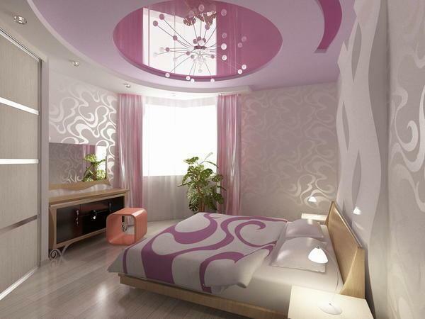 V spalnici, ki so namenjeni v podobnem slogu, roza strop videti lepa in elegantna