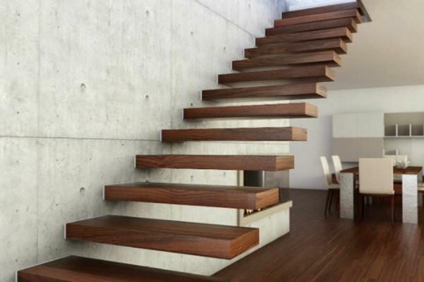 The staircase in the house should not only be beautiful, but also safe