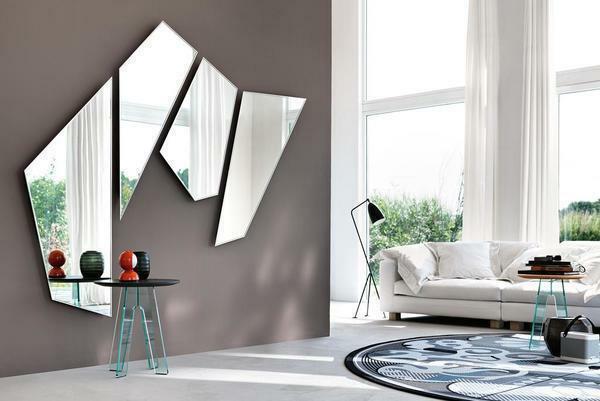 Izbira ogledalo v prostor bo odvisna od vrste notranjosti želi dobiti lastnika prostora - ali minimalistično palačo