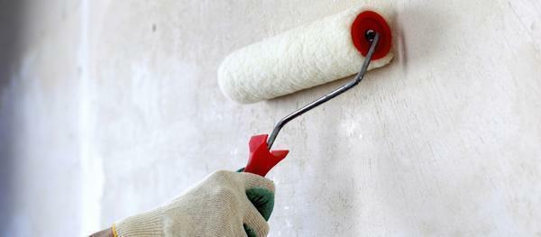 Before you glue to the wall of drywall, the surface must be cleaned of dust, align and coat with a primer