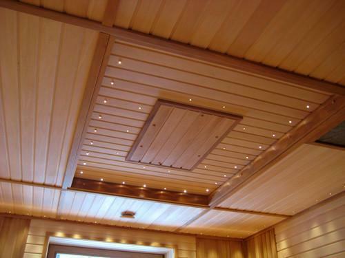 Efterbehandling loftet paneler - det er både en stor, praktisk og omkostningseffektiv løsning til ethvert rum