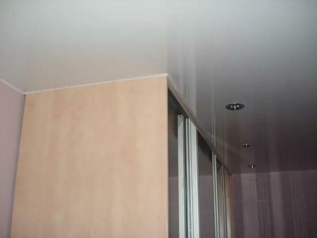 Armario y el techo suspendido: incorporado en la forma de combinar que en un principio hacer una foto al principio y asegurar una hipoteca
