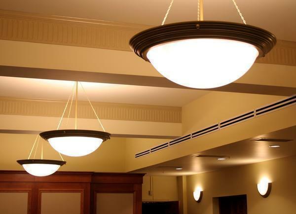 U većini slučajeva, dvorana odabrani svjetiljke bez prigušivača i ukrasa