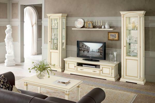 Se você decidir organizar a sala de estar em estilo clássico, então é melhor prestar atenção ao mobiliário de alta qualidade que é feito na Itália
