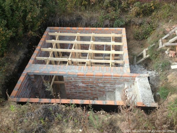 Bau Einbau Ziegel Keller mit einer Treppe.