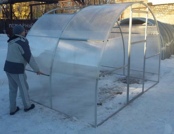The greenhouse or greenhouse with a removable roof is really very practical construction