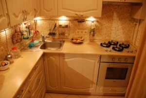 Smulki virtuvės renovacija: apdailos darbai siauros Chruščiovo virtuvėje jų pačių rankose