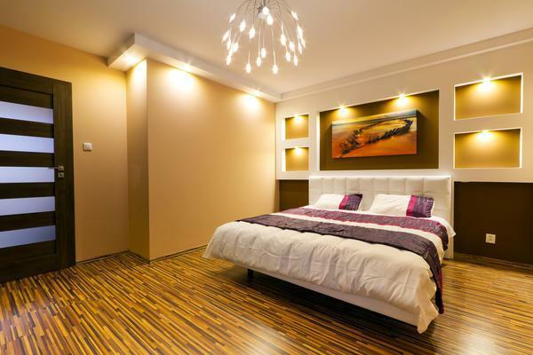 Salona apgaismojums, kas atrodas uz griestiem un sienām ir organiska dekorēšana guļamistaba