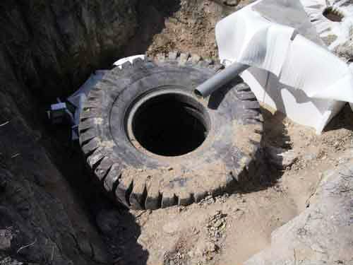 You can build an effective septic tank of tires with your own hands, which, with the right approach to the case will be no worse than the more expensive counterparts