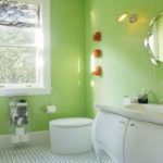 Svijetlo zelena unutrašnjost kupaonice