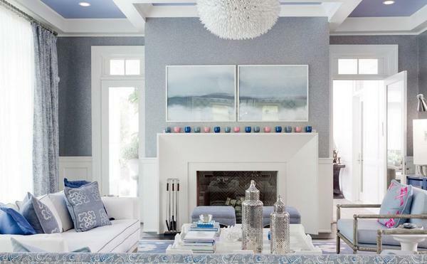 Desainer merekomendasikan untuk mencairkan dengan nuansa hangat interior keren dengan warna biru