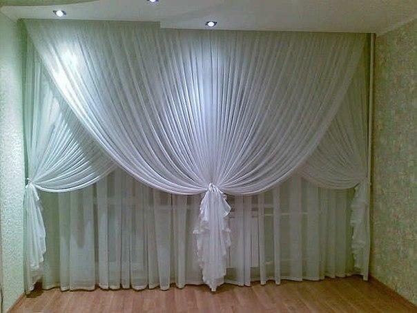 With the help of tulle and curtains, the required atmosphere is created, the degree of illumination of the room is regulated