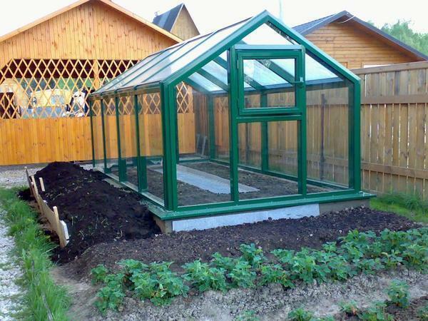 När du väljer en plats för växthus, du behöver tänka på några viktiga krav