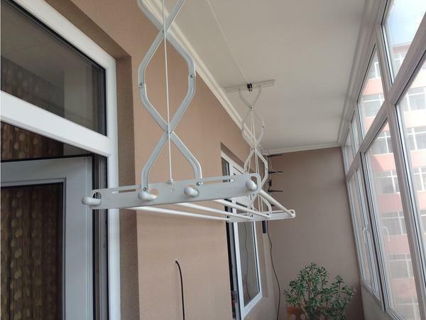 Kurutucu balkon tavan: kurutma ve asma ve videoyu asmak için bir askı, İtalyan rehber olarak