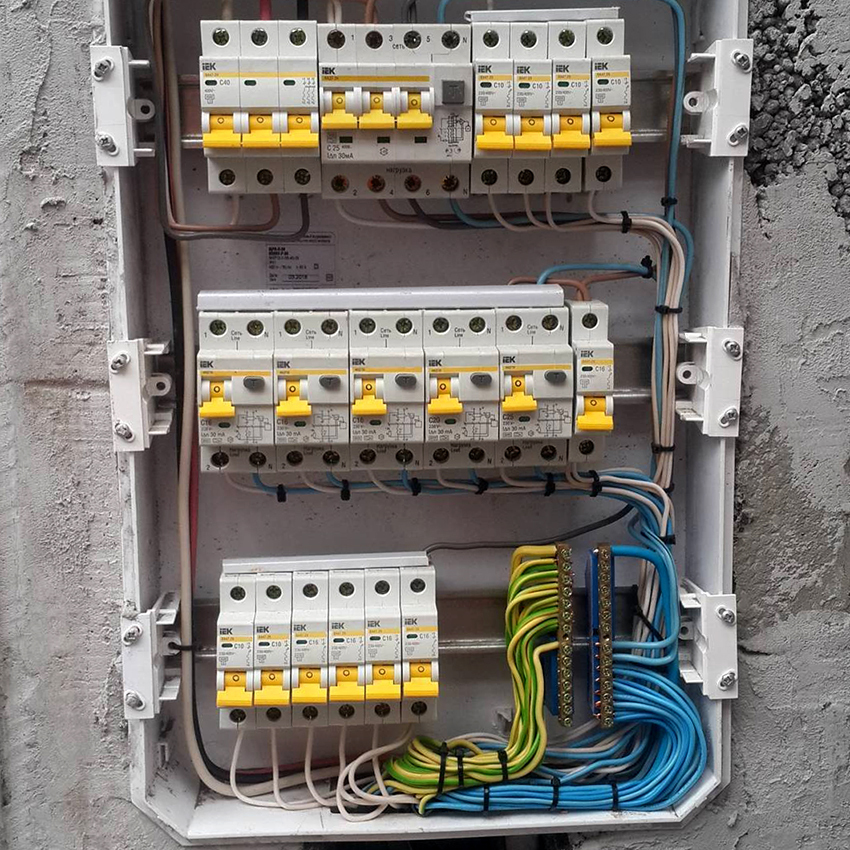 A csengő felszerelése előtt le kell kapcsolnia az áramot a kapcsolótábláról 