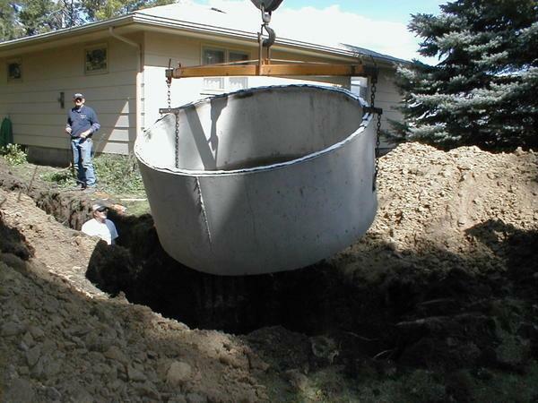 Forskyvning av ringen i betong, en kloakk meter, i bunnen av betong, diameteren av kloakk 1500 teller vel