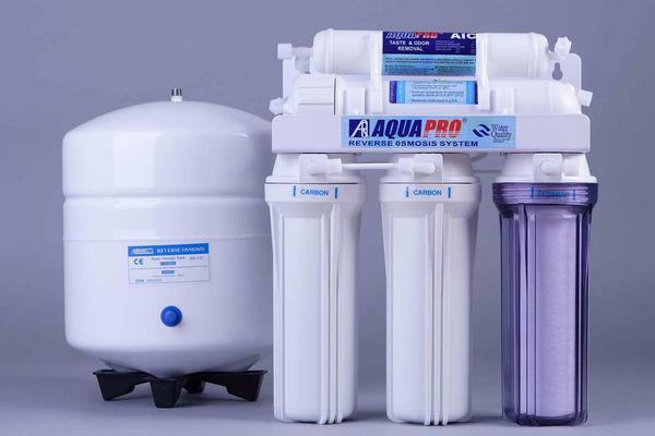 Using a reverse osmosis filter, you can clean water from iron at home