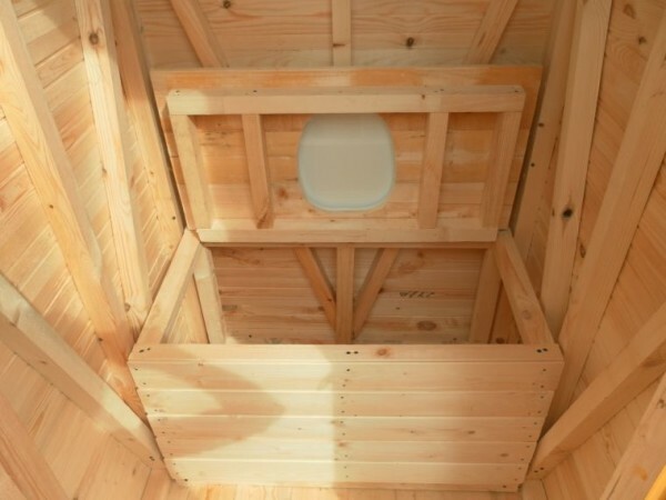 Caixa de madeira com uma abertura cómoda